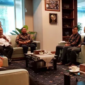 Foto Rapat dengan Menteri Pekerjaan Umum dan Perumahan Rakyat<br>28 Februari 2018 20180228_menteri_pupr_meeting_1